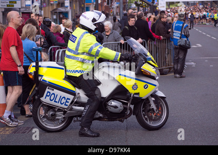 Polizei motor Radfahrer im Stadtzentrum von Leeds Stockfoto