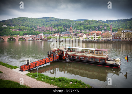 Flussschiff auf Neckar bei Heidelberg, Deutschland, Europa. Stockfoto