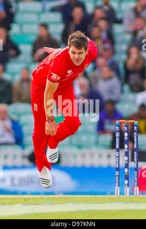 London, UK. 13. Juni 2013.  Englands James Anderson bowling während der ICC Champions Trophy international Cricket-Match zwischen England und Sri Lanka an The Oval Cricket Ground auf 13. Juni 2013 in London, England. (Foto von Mitchell Gunn/ESPA/Alamy Live-Nachrichten Stockfoto