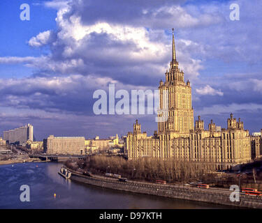 26. April 1987 - Moskau, RU - The Ukraine-Hotel am Ufer der Moskwa, eines der berühmten sieben Schwestern von Moskau, sieben Wolkenkratzer im stalinistischen Stil, fotografiert im April 1987 entworfen Tarasa Shevchenko. Heute ist es auch bekannt als das Radisson Royal Hotel der gehobenen Klasse. (Kredit-Bild: © Arnold Drapkin/ZUMAPRESS.com) Stockfoto