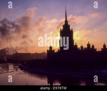 26. April 1987 - Moskau, RU - Silhouette gegen den Himmel am frühen Morgen, die Ukraine-Hotel am Ufer der Moskwa, eines der berühmten sieben Schwestern von Moskau, sieben Wolkenkratzer im stalinistischen Stil, fotografiert im April 1987 entworfen Tarasa Shevchenko. Heute ist es auch bekannt als das Radisson Royal Hotel der gehobenen Klasse. Rauch aus einem nahe gelegenen Kraftwerk Smokestack Drifts über den Himmel. (Kredit-Bild: © Arnold Drapkin/ZUMAPRESS.com) Stockfoto