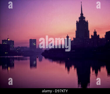 26. April 1987 - Moskau, RU - Silhouette gegen den Himmel in der Abenddämmerung, die Ukraine-Hotel am Ufer der Moskwa, eines der berühmten sieben Schwestern von Moskau, sieben Wolkenkratzer im stalinistischen Stil, fotografiert im April 1987 entworfen Tarasa Shevchenko. Heute ist es auch bekannt als das Radisson Royal Hotel der gehobenen Klasse. (Kredit-Bild: © Arnold Drapkin/ZUMAPRESS.com) Stockfoto