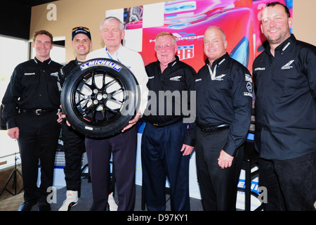 L-R Ben Bowlby ist Treiber Marino Franchitti, Michelin Mann, neben ihm, Don Panoz besitzt die Strecke, Duncan Dayton Besitzer des Highcroft Racing und Darren Cox von Nissan Europe. Nissan wird die Herstellung der 1,6 Liter-Turbomotor gehts in den Delta-Flügel Rennwagen ein Projekt 56 Auto beim diesjährigen 24-Stunden-Rennen von Le Mans. Das Auto radikal aerodynamische Dart wie Design mit schmalen einzigartige Reifen produziert von Michellin bedeutet, dass mit einem kleineren Motor es wird halbe Kraftstoff der anderen konventionellen Autos brennen aber beibehalten, wenn nicht übertreffen ihre Leistung. Mit ihm ist die Kombination aus hoher Leistung und Stockfoto