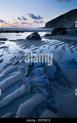 Dämmerung am Tregardock Beach in North Cornwall, England. (Juli) im Sommer 2012. Stockfoto