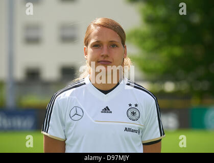 Der Spieler auf die Frauen Fußball Mannschaft, Babett Peter, während einer Schulung in Vorbereitung auf die Europameisterschaft im Sportzentrum Kaiserau in Kamen, Deutschland, 2. Juni 2013 erobert. Foto: Bernd Thissen Stockfoto