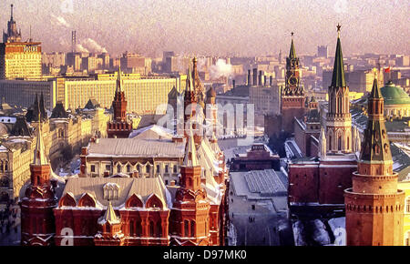 15. Februar 1987 - Moskau, RU - eine Draufsicht der Rote Platz und der Kreml von der Moskwa-Hotel. Unten links, ist das historische Museum. In Mitte, auf dem Roten Platz befindet sich das Lenin-Mausoleum. Rechts ist die östliche Kreml-Mauer und Türme; im Vordergrund der Eckturm Arsenal; als nächstes die St Nikolaus Turm mit roter Stern oben auf dem Turm; dann der Retter Clock Tower. Ganz links im Hintergrund ist das Hotel Rossija, und St Basils Cathedral im Zentrum Hintergrund ist verdeckt durch einen Turm des historischen Museums. (Kredit-Bild: © Arnold Drapkin/ZUMAPRESS.com) Stockfoto