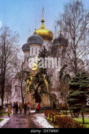12. November 1989 - Moskau, RU - Touristen geben Sie Gründe für das Nowodewitschi-Kloster, auch bekannt als Bogorodize-Smolensky Kloster. Ein UNESCO-Weltkulturerbe, gegründet im Jahr 1524 ist es seit dem 17. Jahrhundert nahezu unverändert geblieben. die goldenen Kuppeln der 16. Jahrhundert Kathedrale unserer lieben Frau von Smolensk können gesehen werden. Angrenzend an das Kloster (dritte beliebteste Sehenswürdigkeit der Stadt), ist Nowodewitschi-Friedhof, dem berühmtesten Friedhof in Moskau. (Kredit-Bild: © Arnold Drapkin/ZUMAPRESS.com) Stockfoto