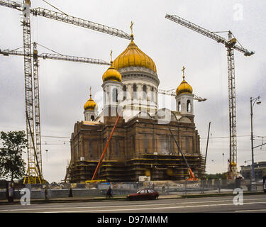 24. Mai 1997 - Moskau, RU - Wiederaufbau der Kathedrale von Christus dem Erlöser im Mai 1997. Am nördlichen Ufer des Flusses Moskwa, ein paar Blocks südwestlich des Kreml ist es die höchste orthodoxe christliche Kirche in der Welt, mit einer Gesamthöhe von 344Â ft (105 m). Es befindet sich auf dem Gelände einer früheren Kirche mit dem gleichen Namen, gebaut zwischen 1839 und 1860, zum Gedenken an Russiaâ€™ s Sieg über Napoleon. Die ursprüngliche Kirche wurde gesprengt und 1931 im Auftrag von Stalin, in Schutt und Asche reduziert und die Website verwandelte sich in die weltweit größte Open-Air Schwimmbad. Im Jahr 1994 war der pool Stockfoto