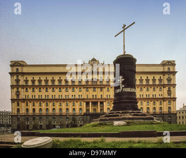 10. Oktober 1992 - hatte Moskau, RU - das ehemalige Hauptquartier des KGB (Komitee für Staatssicherheit), am Lubjanka-Platz in Moskau, fotografiert im Oktober 1992 nach der Statue des Felix Dzerzhinsky, erster Chef der sowjetischen Geheimpolizei, ein Wahrzeichen von Moskau während der Sowjetzeit, wurde entfernt von ihrer Basis nach dem Scheitern des Putsches gegen Gorbatschow 1991, und ersetzt mit einem russisch-orthodoxen Kreuz. Nach der Auflösung der UdSSR und der KGB im Jahr 1991 wurde das Gebäude Sitz der FSB (Federal Security Service), Nachfolger des KGB. (Kredit-Bild: © Arnold Drapkin/ZUMAPRESS.com) Stockfoto