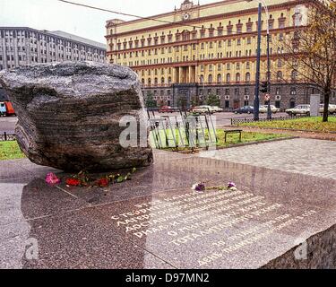 10. Oktober 1992 - Moskau, RU - das Denkmal zum Gedenken an die Opfer der politischen Unterdrückung in der Sowjetunion. Solovetsky Stone, ein Stein aus Solovki Konzentrationslager wurde vor der KGB-zentrale am Lubjanka-Platz in Moskau am 30. Oktober 1990 installiert. Nach der Auflösung der UdSSR und der KGB im Jahr 1991 wurde das Gebäude Sitz der FSB (Federal Security Service), Nachfolger des KGB. (Kredit-Bild: © Arnold Drapkin/ZUMAPRESS.com) Stockfoto