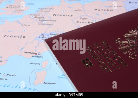 Polnischen Pass auf einer Karte Stockfoto