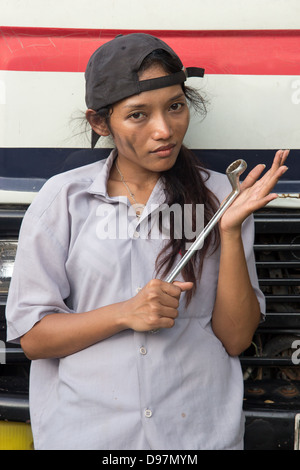 Servicewoman steht vor LKW Stockfoto