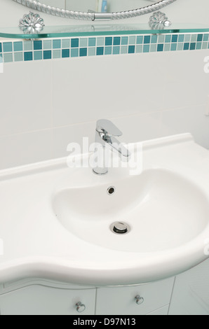 Details zu eine moderne trendige zeitgenössische Designer-Badezimmer in allen weißen Elementen Stockfoto