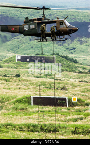 Japan-Ground Self-Defense Forces (GSDF) nehmen Sie Teil an einer Feuer-Übung in Japan Stockfoto