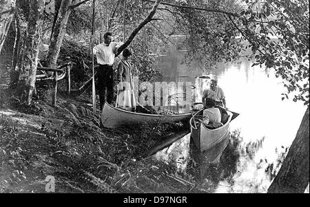 Dieses Foto zeigt zwei Paare, die auf dem Lake Washington in der Nähe der University of Washington Boot fahren und Kanufahren als Freizeitaktivität genießen. Stockfoto
