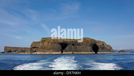 Blick von Süden die Basaltsäulen (Kolonnaden) von Staffa in Inneren Hebriden Schottland mit Fingal's Cave auf der rechten Seite Stockfoto