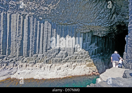 Blick ins Innere Fingal's Cave auf der Insel Staffa Inneren Hebriden Schottland Stockfoto