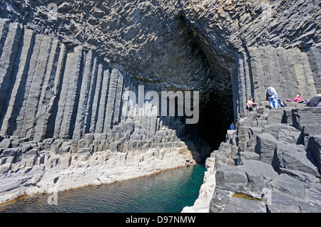 Blick ins Innere Fingal's Cave auf der Insel Staffa Inneren Hebriden Schottland Stockfoto