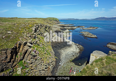 Ost-Küste der Insel Staffa Inneren Hebriden Schottland nördlich der Mole Zugang zeigen. Stockfoto