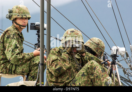 Mitglieder von Japan Ground Self-Defense Forces (GSDF) nehmen Teil in einer live-Feuer-Übung in Japan Stockfoto