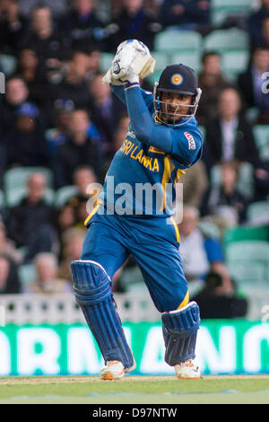 London, UK. 13. Juni 2013.  Sri Lanka Kumar Sangakkara Batting während der ICC Champions Trophy international Cricket-Match zwischen England und Sri Lanka an The Oval Cricket Ground am 13. Juni 2013 in London, England. (Foto von Mitchell Gunn/ESPA) London, UK. 13. Juni 2013.ESPA/Alamy Live-Nachrichten Stockfoto