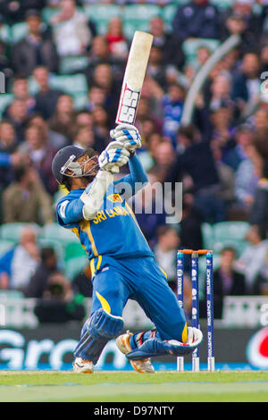 London, UK. 13. Juni 2013.  Sri Lanka Kumar Sangakkara Batting während der ICC Champions Trophy international Cricket-Match zwischen England und Sri Lanka an The Oval Cricket Ground am 13. Juni 2013 in London, England. (Foto von Mitchell Gunn/ESPA) London, UK. 13. Juni 2013.ESPA/Alamy Live-Nachrichten Stockfoto