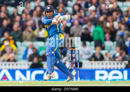 London, UK. 13. Juni 2013.  Sri Lanka Mahela Jayawardene Batting während der ICC Champions Trophy international Cricket-Match zwischen England und Sri Lanka an The Oval Cricket Ground am 13. Juni 2013 in London, England. (Foto von Mitchell Gunn/ESPA) London, UK. 13. Juni 2013.ESPA/Alamy Live-Nachrichten Stockfoto