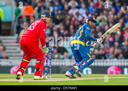 London, UK. 13. Juni 2013.  Englands Jos Buttler und Sri Lanka Mahela Jayawardene während der ICC Champions Trophy international Cricket-Match zwischen England und Sri Lanka auf The Oval Cricket Ground am 13. Juni 2013 in London, England. (Foto von Mitchell Gunn/ESPA) London, UK. 13. Juni 2013.ESPA/Alamy Live-Nachrichten Stockfoto