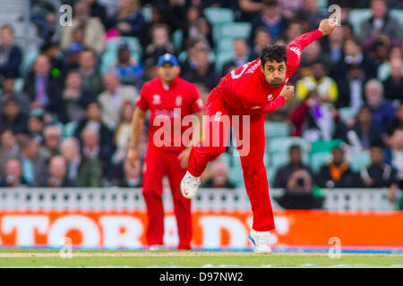 London, UK. 13. Juni 2013.  Englands Ravi Bopara bowling während der ICC Champions Trophy international Cricket-Match zwischen England und Sri Lanka an The Oval Cricket Ground auf 13. Juni 2013 in London, England. (Foto von Mitchell Gunn/ESPA) London, UK. 13. Juni 2013.ESPA/Alamy Live-Nachrichten Stockfoto