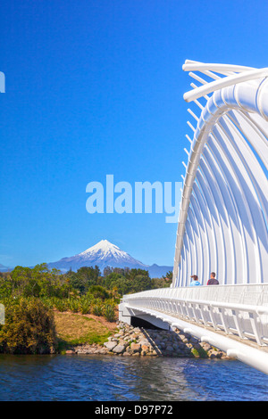 Te Rewa Rewa Bridge, New Plymouth, Taranaki Region, New Zealand. Dies ist die am meisten fotografierte Brücke in Neuseeland. Stockfoto