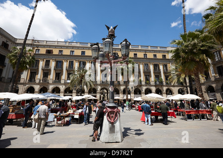 Gaudi Laternenpfahl Münze und Briefmarke Sammler Markt am Sonntag in Placa Reial Barcelona Katalonien Spanien Stockfoto