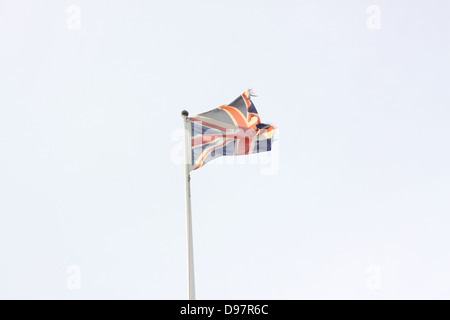 Eine beschädigte Anschluß-Markierungsfahne, flattern im Wind. Stockfoto