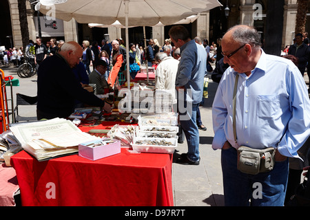 Münzen und Briefmarken Sammler-Markt am Sonntag in Placa Reial Barcelona Katalonien Spanien Stockfoto