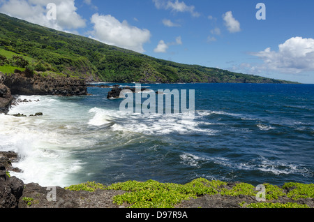 Mauis mit blauem Himmel und Lavafelsen Stockfoto