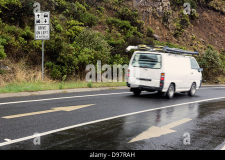 Fahren Sie auf Links in Australien Zeichen und die weißen Wohnmobil Stockfoto