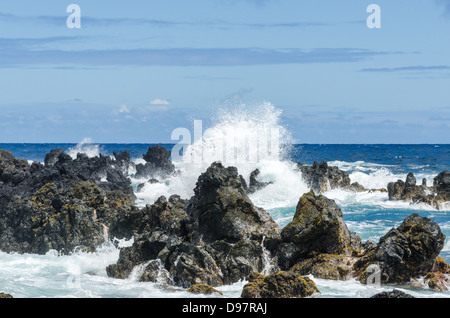 Mauis mit blauem Himmel und Lavafelsen Stockfoto