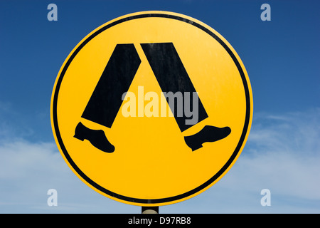 Fußgänger - Runde gelbes Schild gesehen in Australien Stockfoto