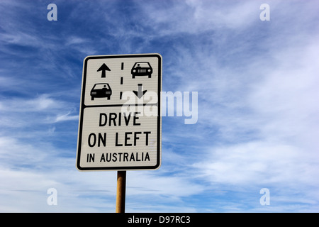 Fahren Sie auf Links in Australien Zeichen gegen bewölktem Himmel gesehen Stockfoto