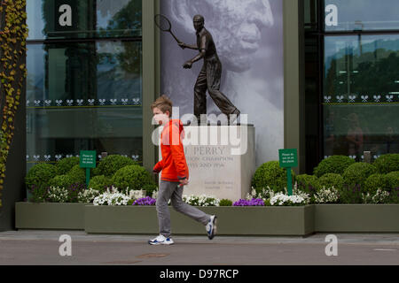 London, UK. 13. Juni 2013. Ein kleiner Junge geht vorbei an einer Bronzestatue des ehemaligen Weltmeister Fred Perry als Wimbledon bereitet sich auf Rasen am (AELTC) All England Lawn Tennis und Croquet Club Credit gespielt Tennis 2013 WM-Austragungsort: Amer Ghazzal/Alamy Live-Nachrichten Stockfoto