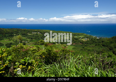 Mauis mit blauem Himmel und Lavafelsen Stockfoto