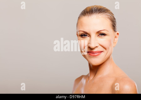 Porträt der mittlere gealterte Frau glücklich lächelnd Stockfoto