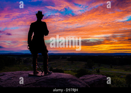 Schönen Sommer Sonnenuntergang hinter einer Statue auf wenig Roundtop, Gettysburg, Pennsylvania Stockfoto