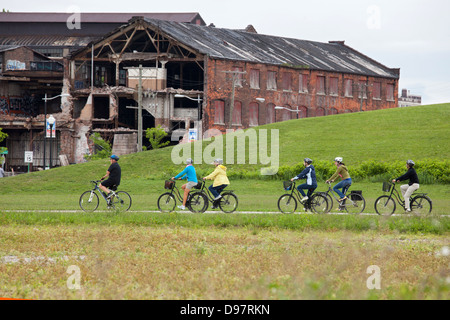 Radfahrer fahren durch Milliken State Park, einem kleinen Park am Flussufer in der Innenstadt von Detroit. Stockfoto