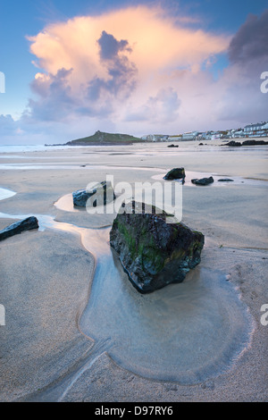 Sonnenuntergang bei Ebbe am Porthmeor Beach, St. Ives, Cornwall, England. Stockfoto