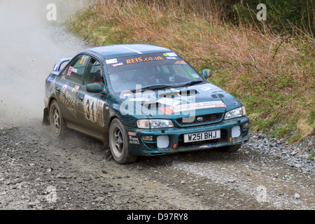 Ein Rallye-Auto auf den Ebenen Rallye 2013 (Gartheiniog Stadium). Stockfoto