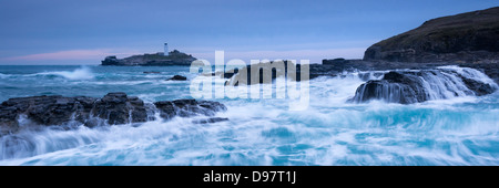 Wellen rund um die Felsen in der Nähe von Godrevy Leuchtturm, Cornwall, England. Winter (Februar) 2013 Stockfoto