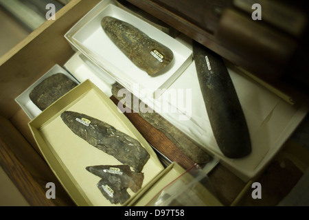 New England Geschichtsmuseum hält viele Artefakte in Schubladen im Kellerbereich Lagerung des Museums. Stockfoto