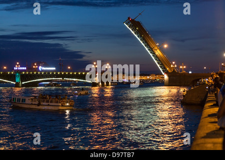 Beginn der Trinity Brücke anheben und Freude, dass Schiffe auf Newa am Juni 2013 in Sankt-Petersburg, Russland. Weiße Nächte Stockfoto