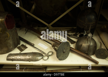 New England Geschichtsmuseum hält viele Artefakte in den Regalen im Kellerbereich Lagerung des Museums. Stockfoto