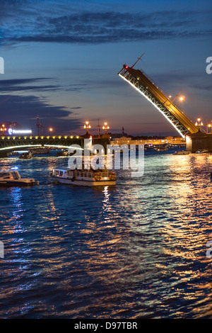 Beginn der Trinity Brücke anheben und Freude, dass Schiffe auf Newa am Juni 2013 in Sankt-Petersburg, Russland. Weiße Nächte Stockfoto